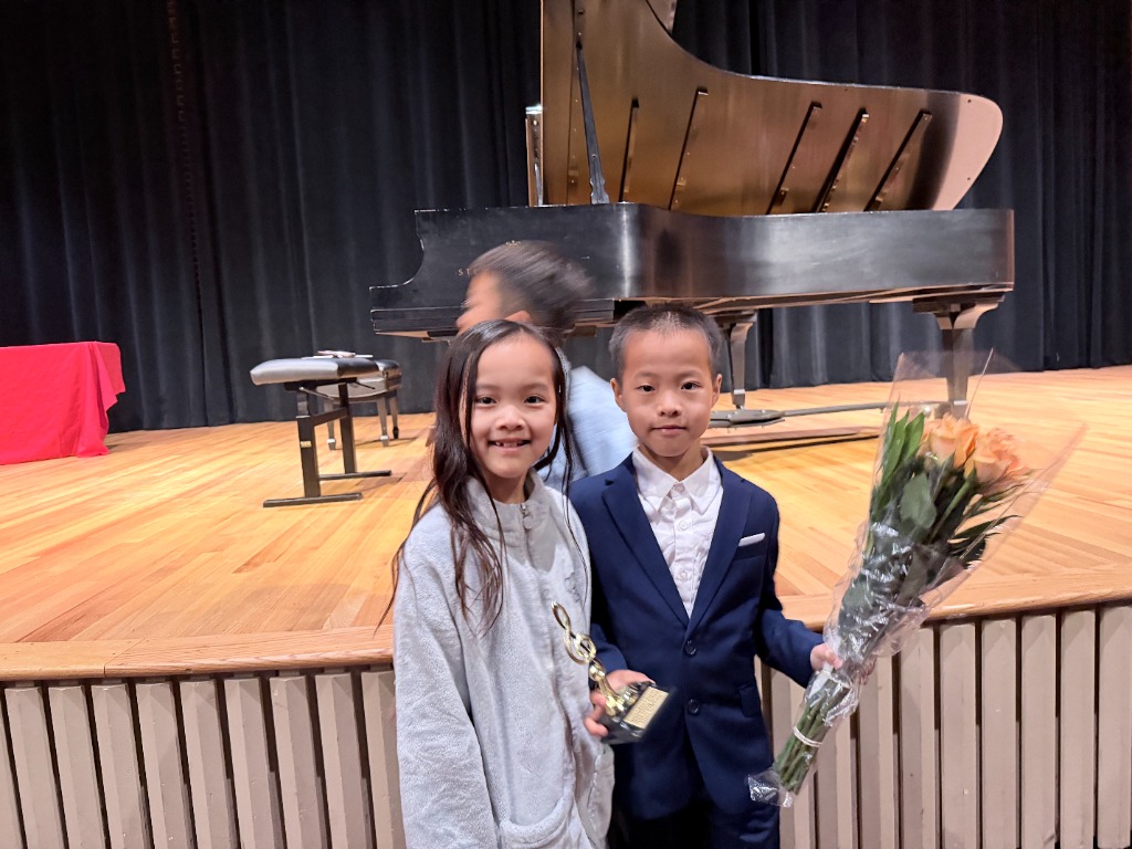 Benson Sun with trophy and flowers at RPTA YAA
